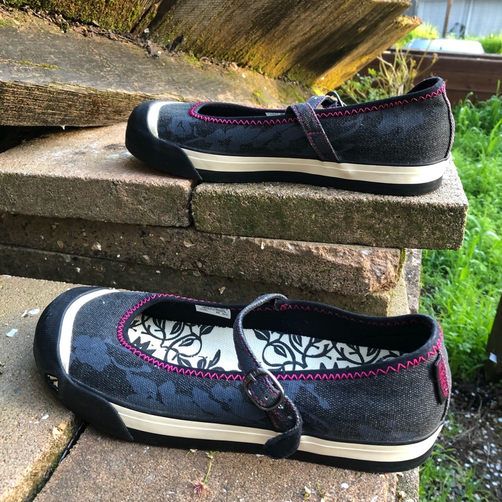 NWOT KEEN SLIP ON SHOES